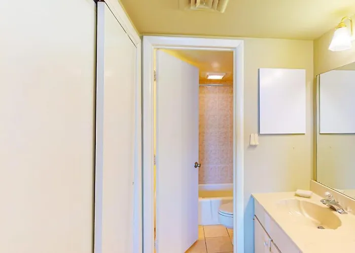 In An Oceanfront Building With Balcony Ac Wifi & Shared Pool & Tennis